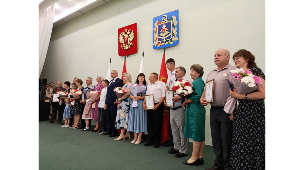 Брянским семьям вручили медали «За любовь и верность»