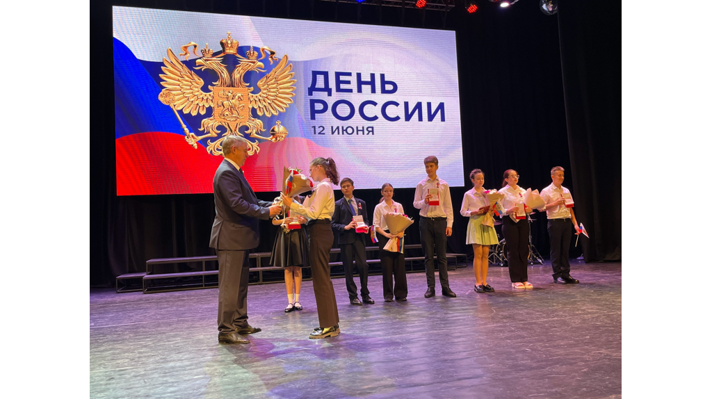 В День России губернатор вручил отличившимся юным брянцам первые паспорта