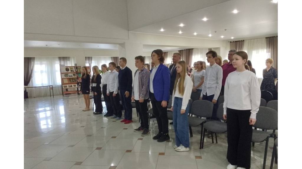 В Новозыбкове вручение паспортов школьникам приурочили к Дню космонавтики