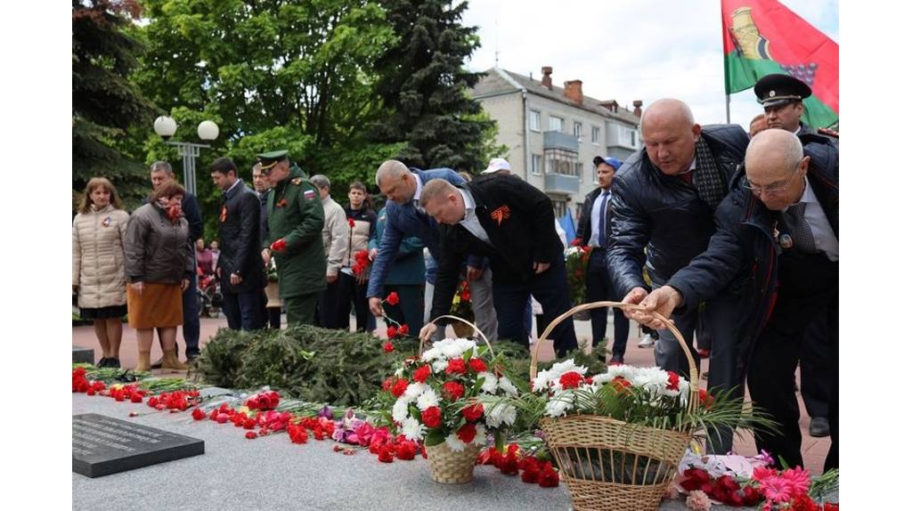 В Брянске у мемориала «Вечный огонь» прошёл праздничный митинг