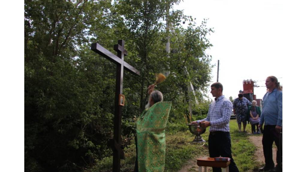 В Почепе освятили Поклонный крест у источника преподобного Серафима Саровского