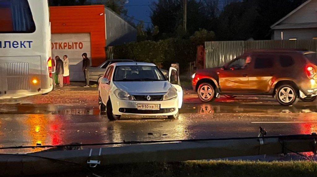 Вечером в Брянске на улице Пересвета столкнулись Опель и Рено