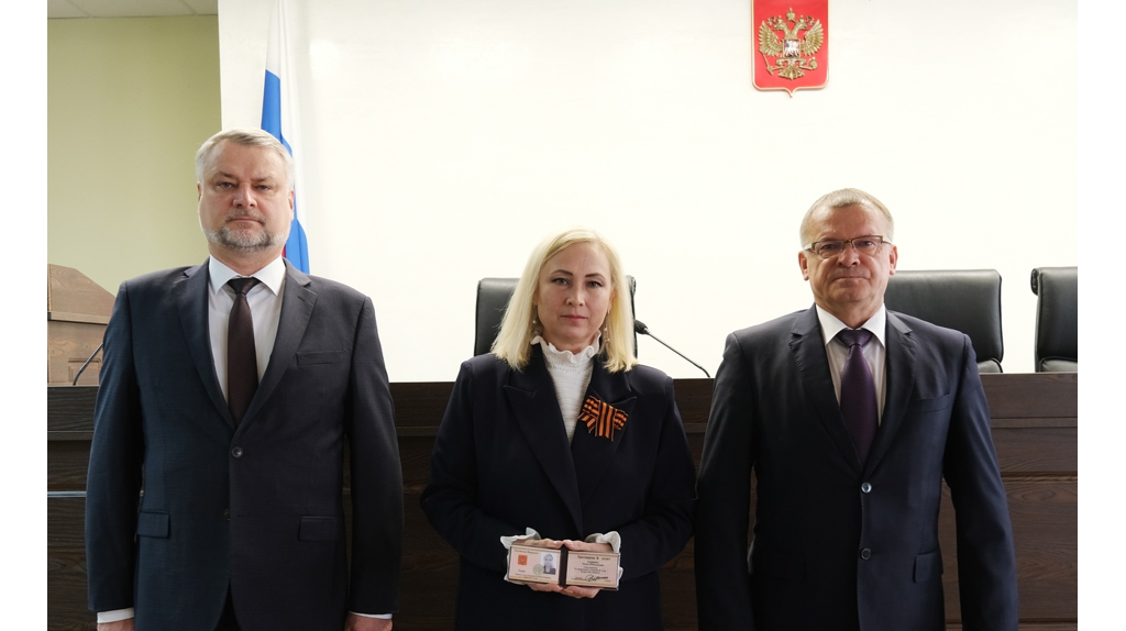 Новому председателю Клинцовского райсуда Инне Гущиной вручили удостоверение судьи