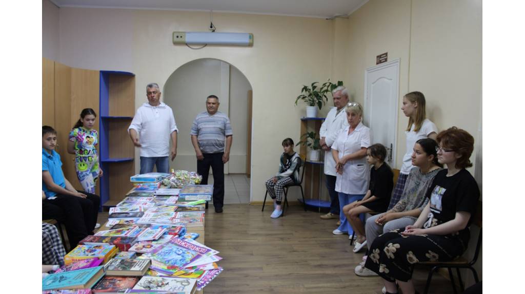 В Брянске ветераны городского УМВД навестили юных пациентов детской облбольницы