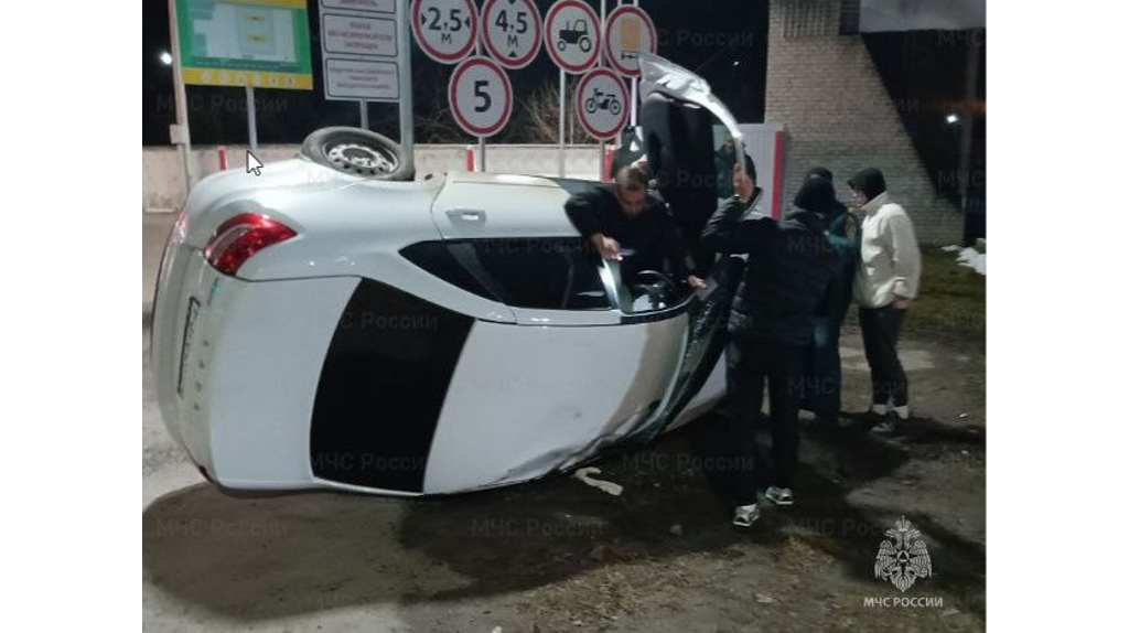 В Брянске легковушка «прилегла» на улице Почтовой