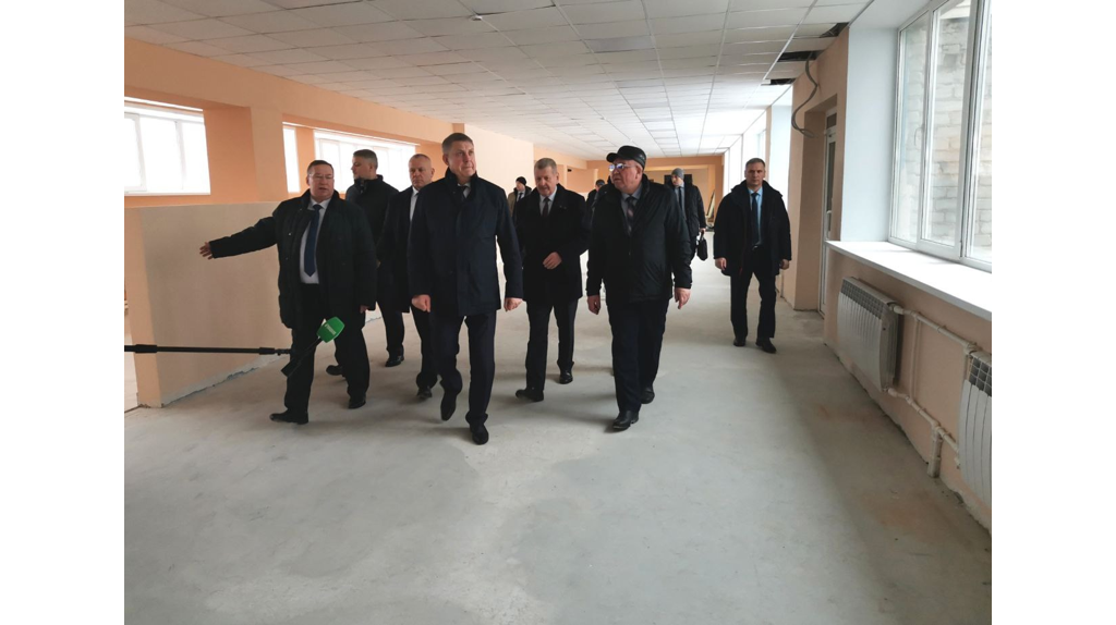 В Дубровке губернатор Александр Богомаз осмотрел ход ремонта школы №2