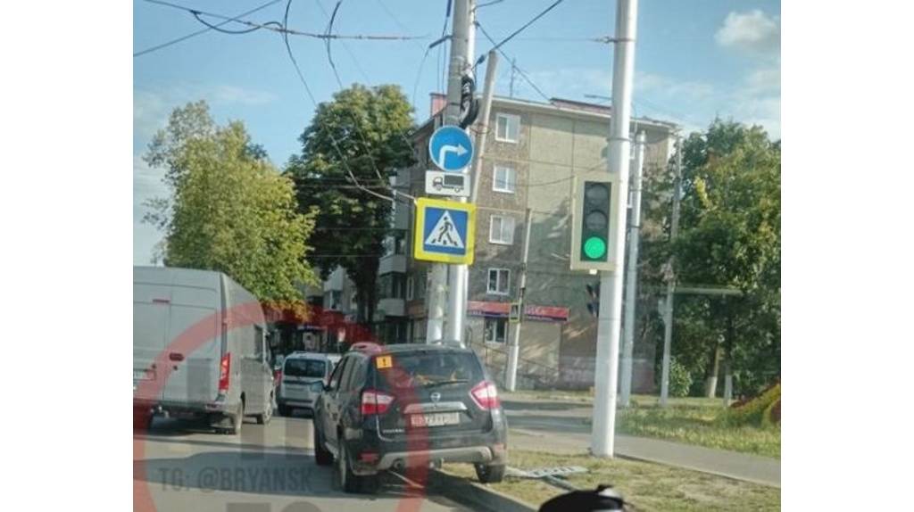 В Брянске на улице Пушкина начинающий водитель снес дорожный знак