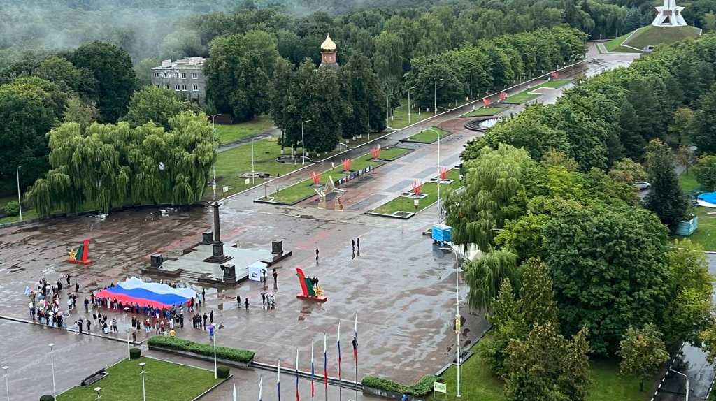В Брянске на Кургане Бессмертия развернули флаг России