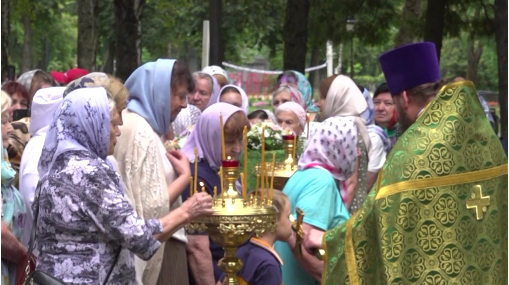 В парке железнодорожников в Брянске отслужили литургию на месте разрушенного храма