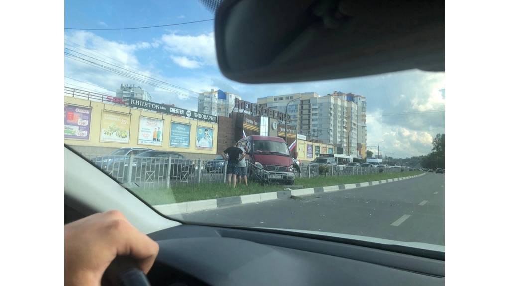 В Московском микрорайоне Брянска автомобиль протаранил ограждение