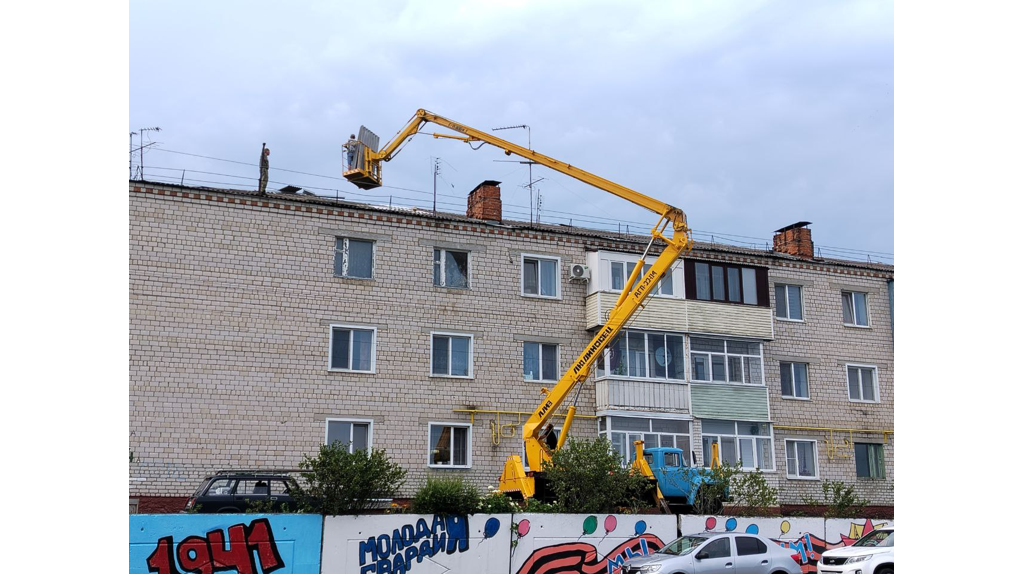 Жители пострадавшего от урагана Климово вышли на расчистку поселка