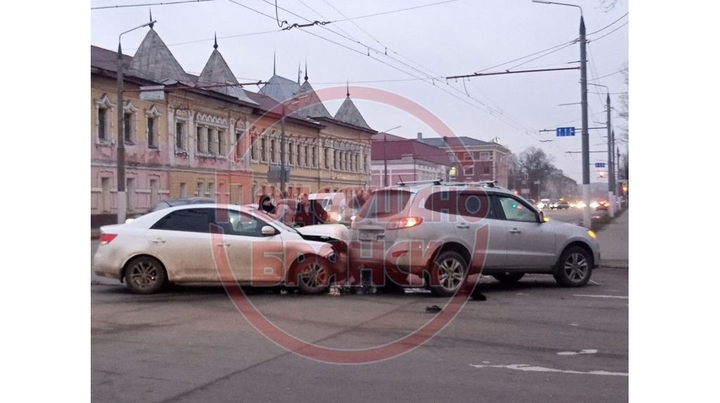 В Бежицком районе Брянска на перекрестке столкнулись две иномарки