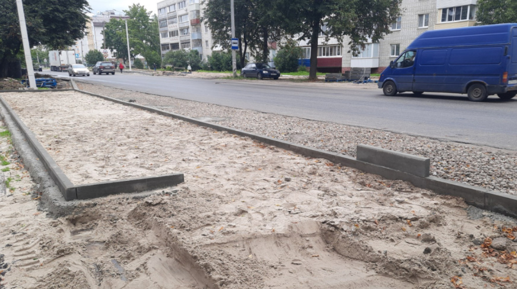В Брянске на улице Менжинского обустраивают остановки