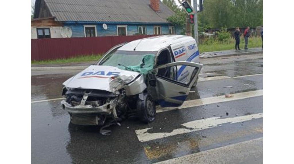 В Большом Полпино легковушка протаранила электроопору