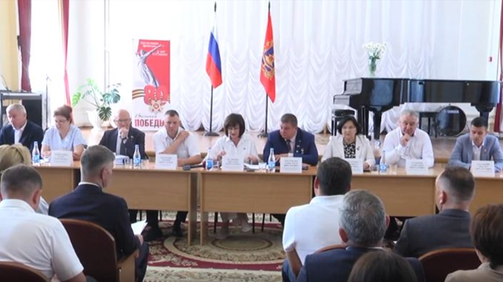 Депутаты трех комитетов облдумы провели выездное заседание в Почепе
