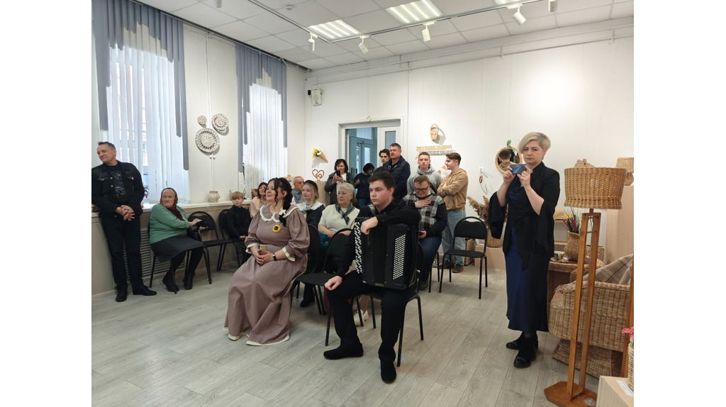 В Брянске торжественно открылась выставка Екатерины Лесковой «Бумажная лоза»