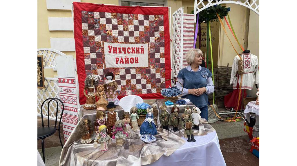 На бульваре Гагарина в Брянске развернулись красочные подворья