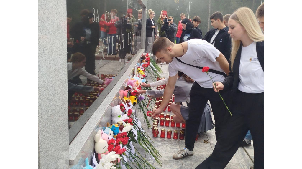 На Кургане в Брянске зажгли десятки свечей в память о жертвах Беслана