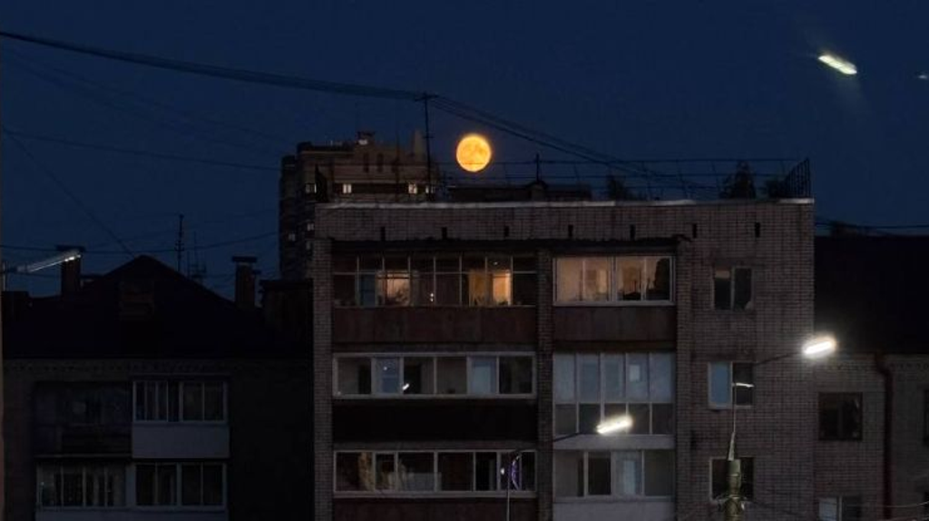 Над Брянском взошла огромная желто-розовая луна