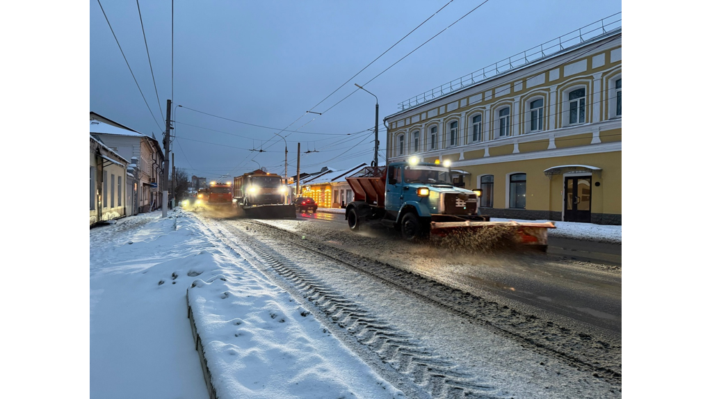 В Брянске с последствиями снегопада борются 44 единицы дорожной техники