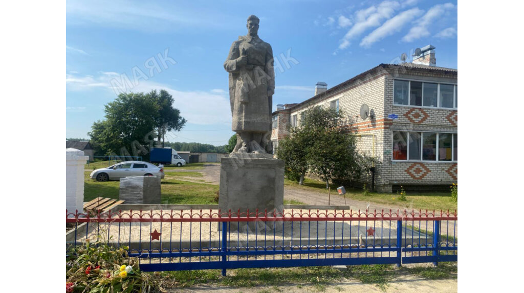 В Новозыбкове продолжают обновлять мемориальные комплексы