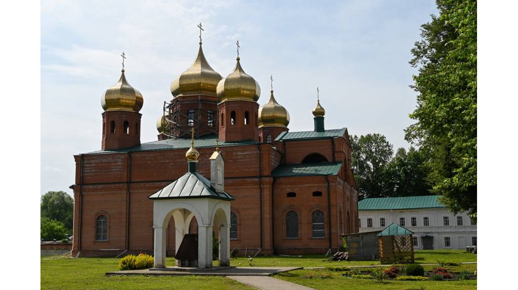 В Карачевском Николо-Одрином монастыре освятили мастерскую-келью схимонаха Макария