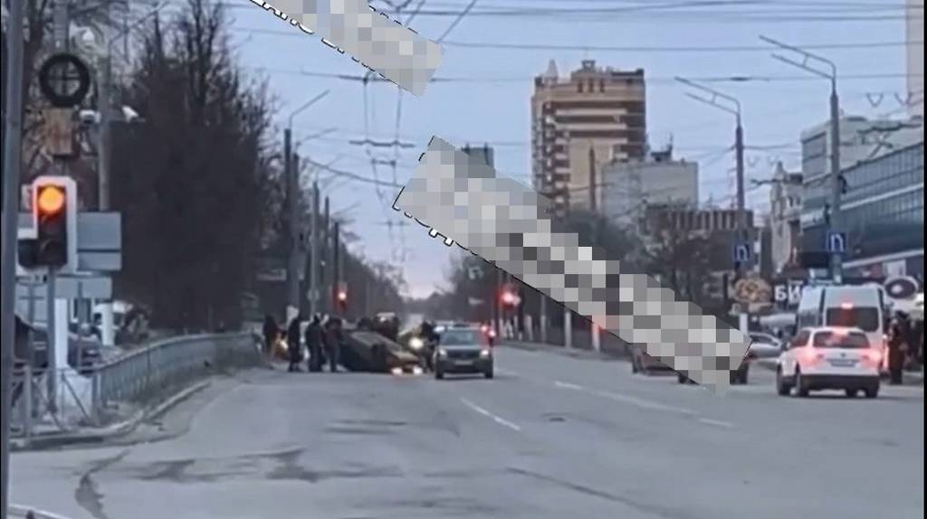 В районе автовокзала в Брянске перевернулся автомобиль