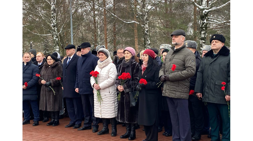 В Брянске у памятника «Круговая оборона» почтили память героев Отечества