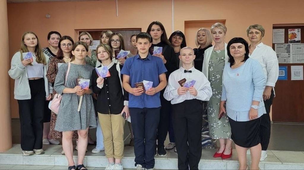 Юным жителям брянского посёлка Суземка вручили паспорта
