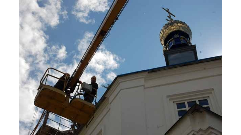 На храме в честь Благовещения Пресвятой Богородицы в Сураже засияли купола