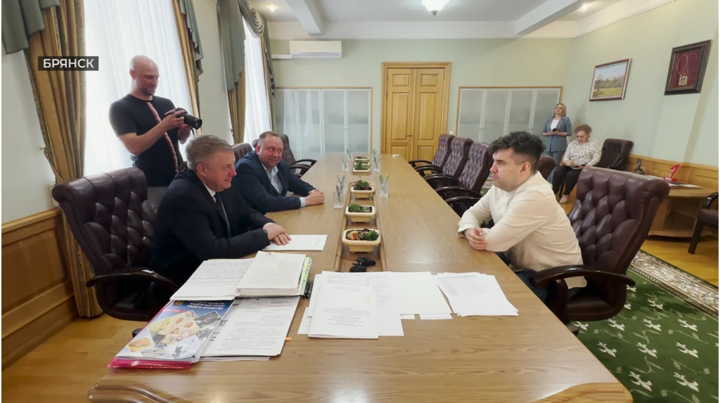Александр Богомаз встретился с брянским шахматистом Яном Непомнящим