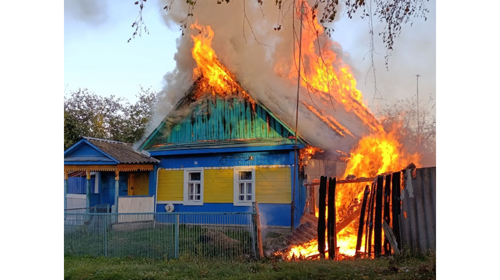 После атак дронов в брянском селе Зерново показали страшные кадры последствий