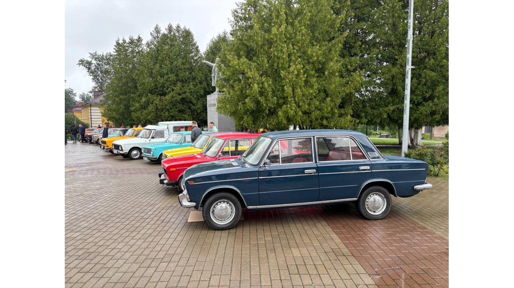 В брянском поселке Белые берега День молодежи отметили выставкой ретромобилей