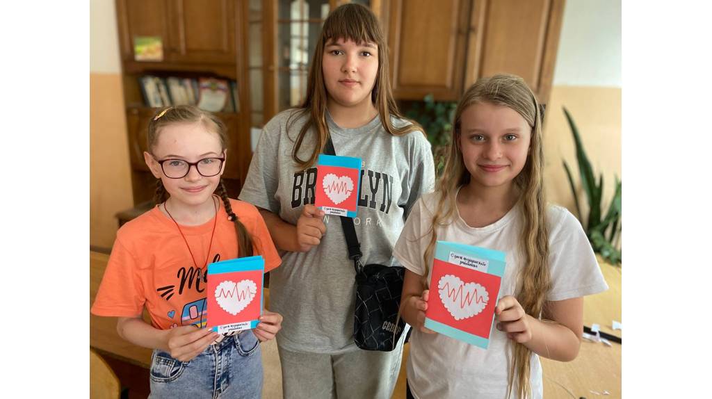 Клинцовские школьники подготовили открытки для медицинских работников