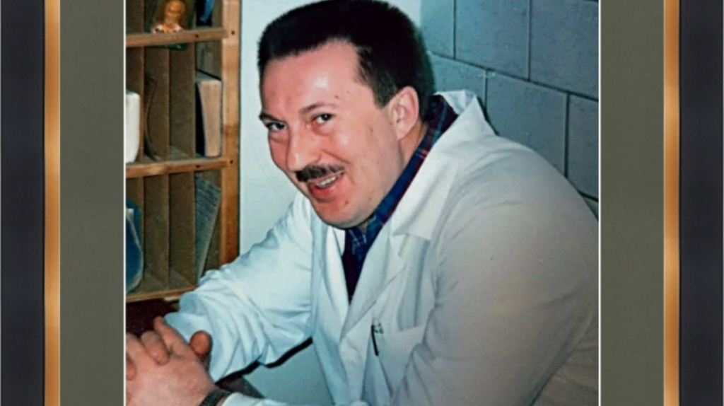 В Клинцах скончался врач-стоматолог Леонид Скaбин