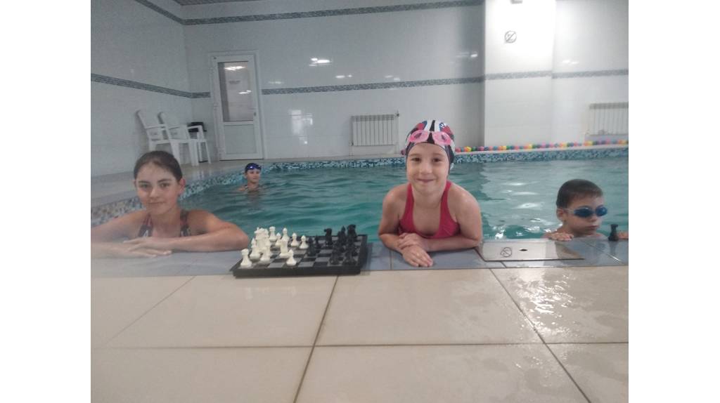 В Брянске международный день шахмат отметили под водой