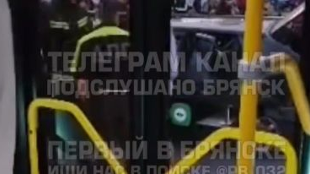 В Брянске на улице III Интернационала произошло серьезное ДТП с двумя легковушками