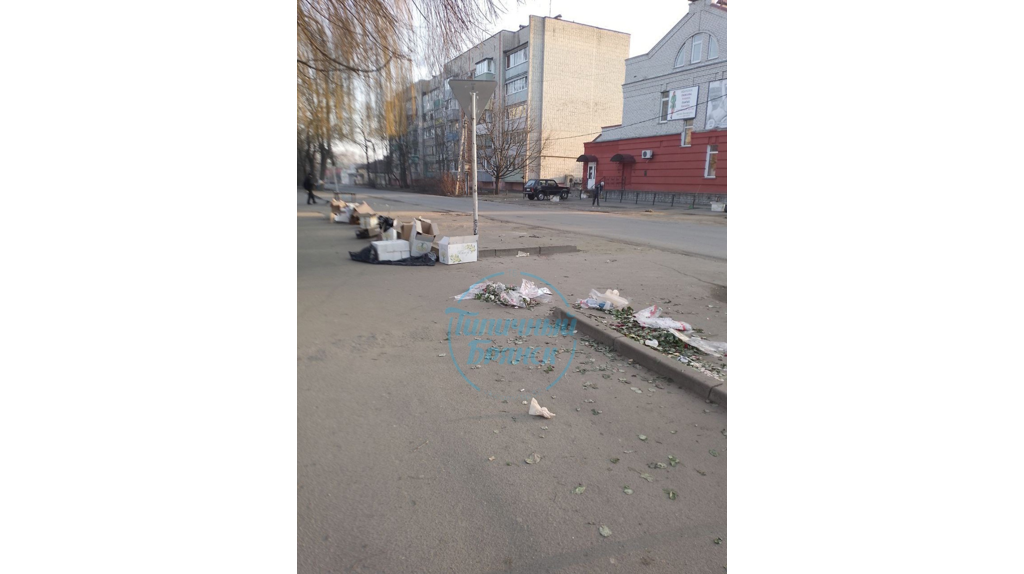 В Брянске сфотографировали свалку цветов после 8 марта
