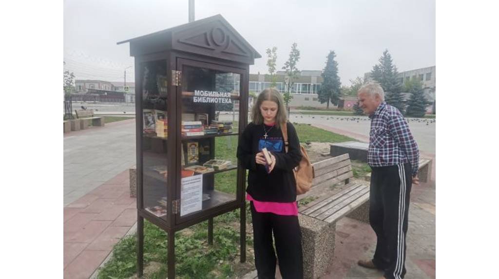 В Карачеве на центральной площади появилась мобильная библиотека