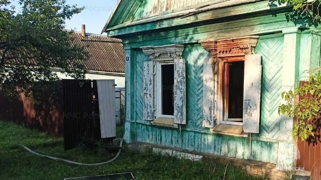 На Брянщине в жилом доме заживо сгорели два пенсионера