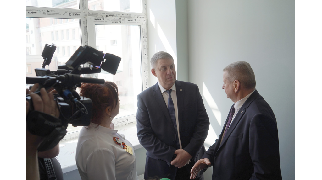 Брянский губернатор осмотрел ход капремонта поликлиники Почепской ЦРБ