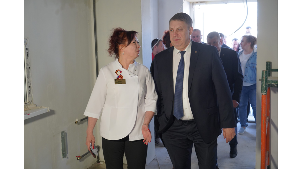 Брянский губернатор осмотрел ход капремонта поликлиники Почепской ЦРБ