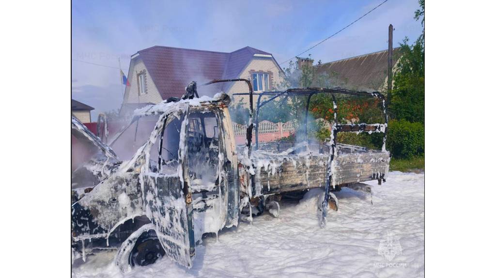 В брянском поселке Бордовичи сгорел грузовик