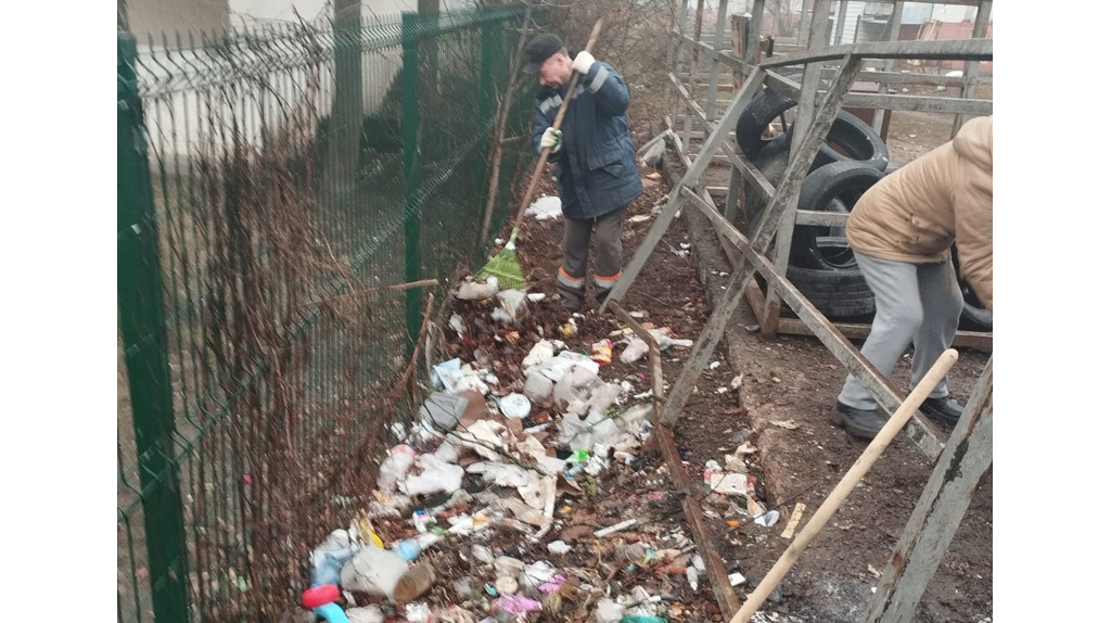 После жалоб жильцов в центре Брянска убрали переполненные контейнеры