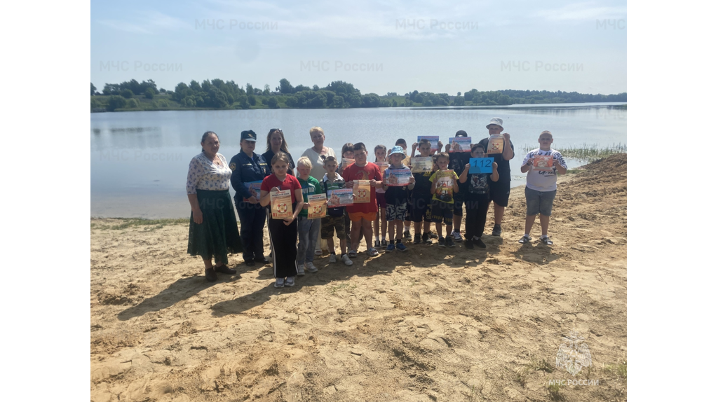 В Мглинском районе сотрудники МЧС провели для школьников рейд на водоём