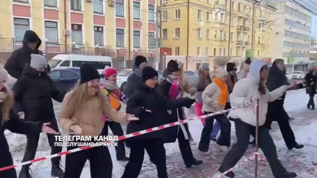 В Брянске у ЗАГСа ученики оригинально поздравили педагога со свадьбой