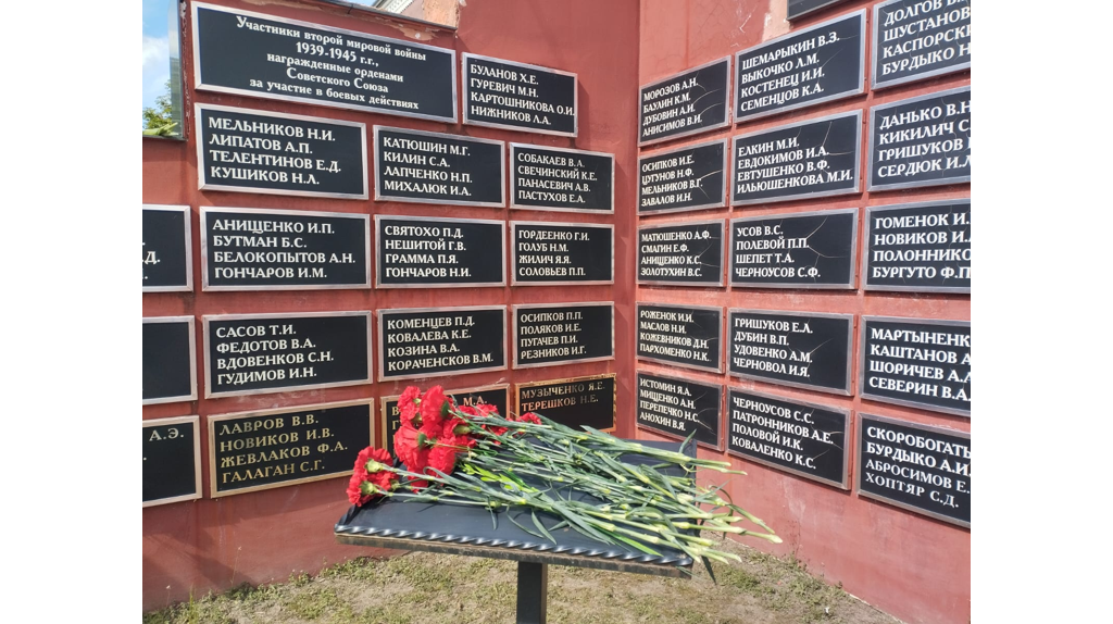 В Новозыбкове 9 мая открыли мемориальную доску ветеранам