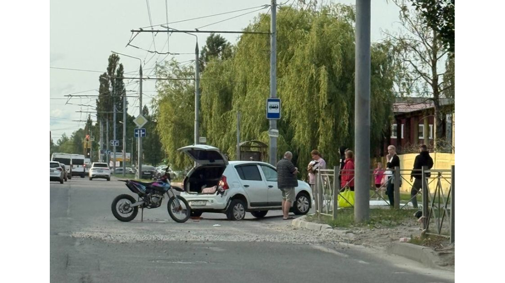 В Брянске на улице Ульянова столкнулись легковушка и мотоцикл