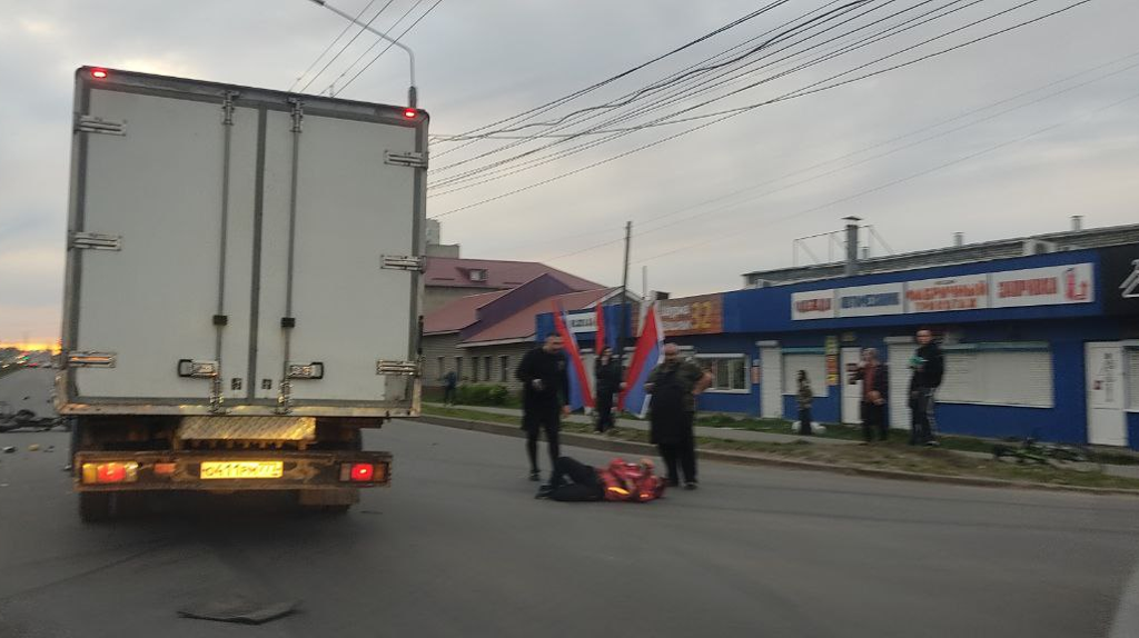 В Брянске курьер доставки еды поехал на красный и попал под машину
