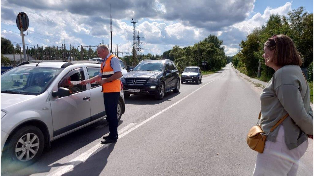Брянским водителям напомнили о мерах безопасности на железнодорожных переездах